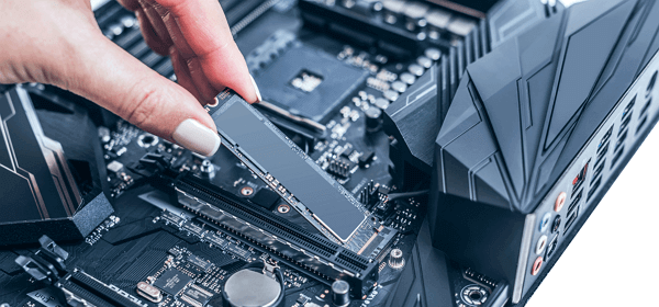 Sätt i M.2 eller NVMe SSD i datorn